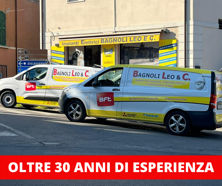 Due furgoni parcheggiati fuori da un'attività commerciale, 