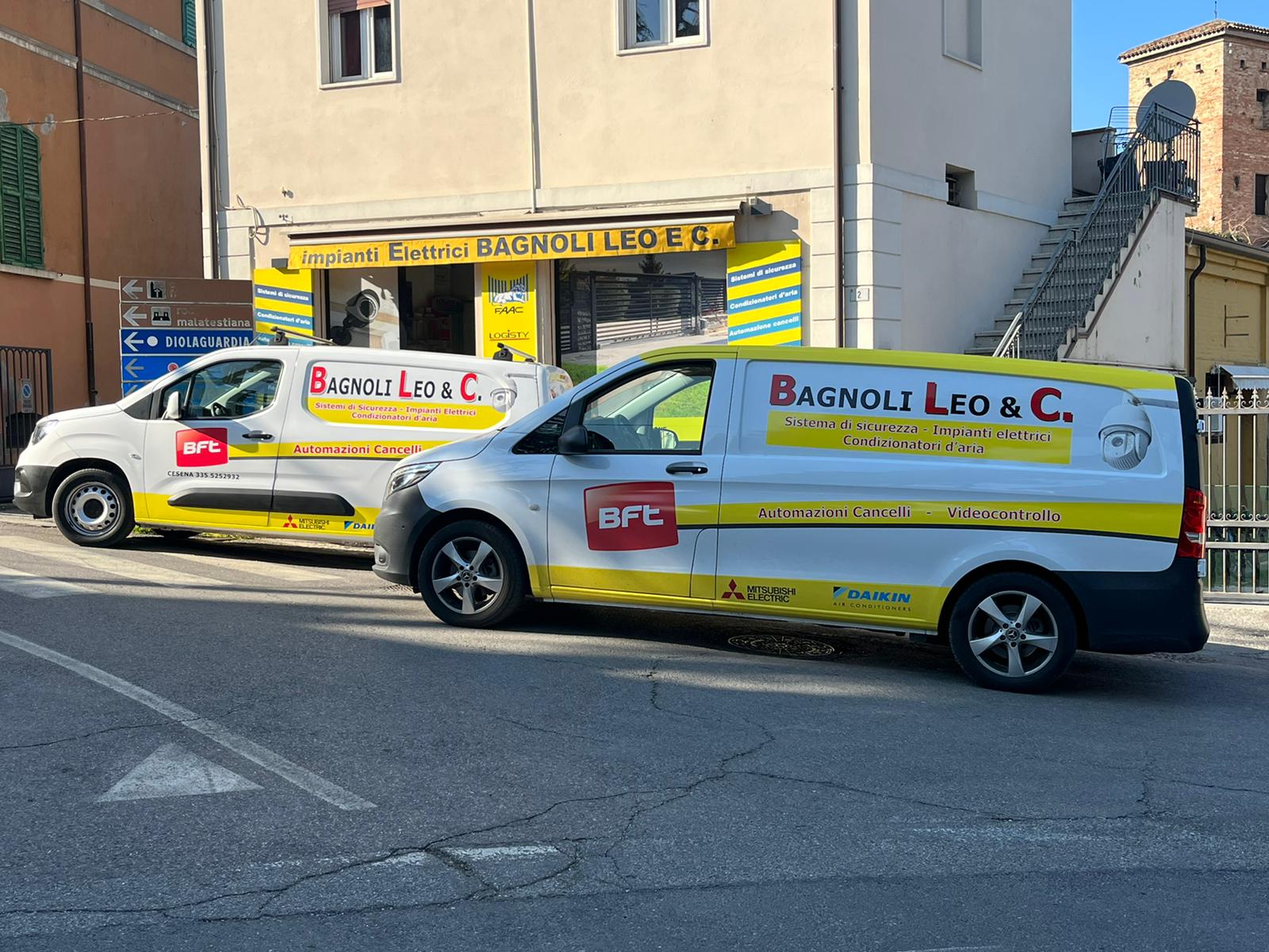 Due furgoni bianchi con dettagli gialli e la scritta