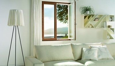 finestra in PVC effetto legno aperta
