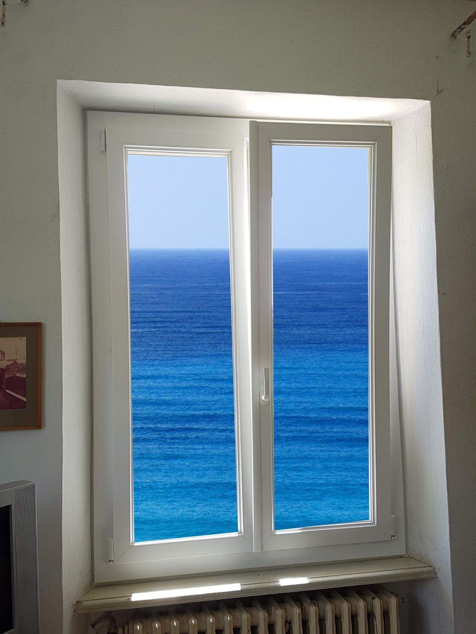 finestra bianca in PVC a vasistas aperta