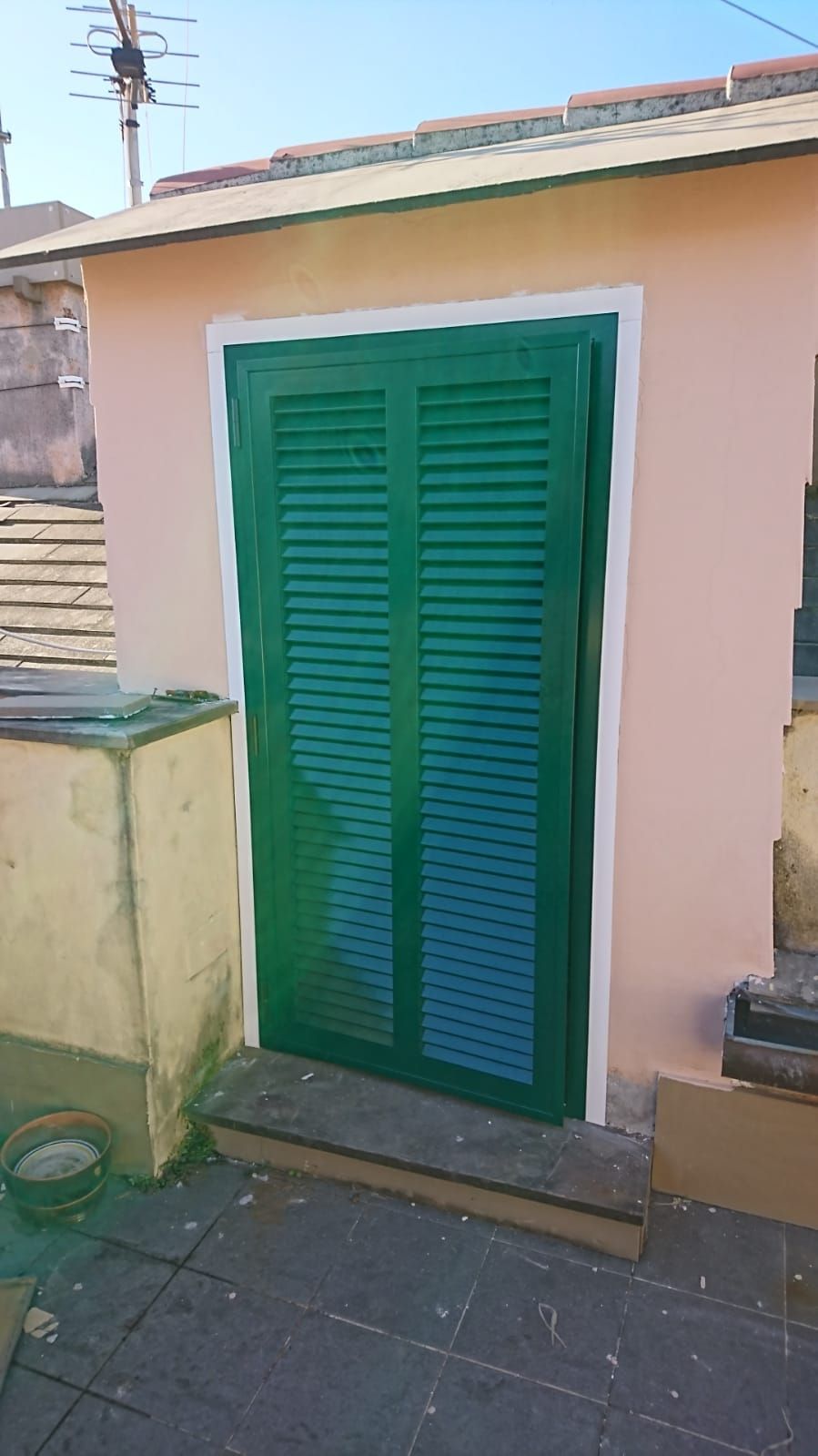 finestra chiusa con tapparelle verdi