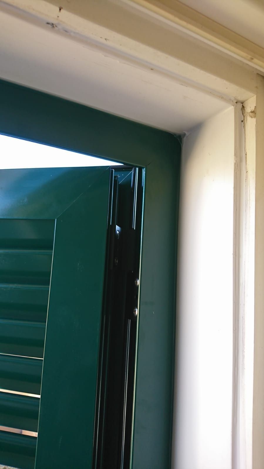 porta finestra con tapparelle verde scuro