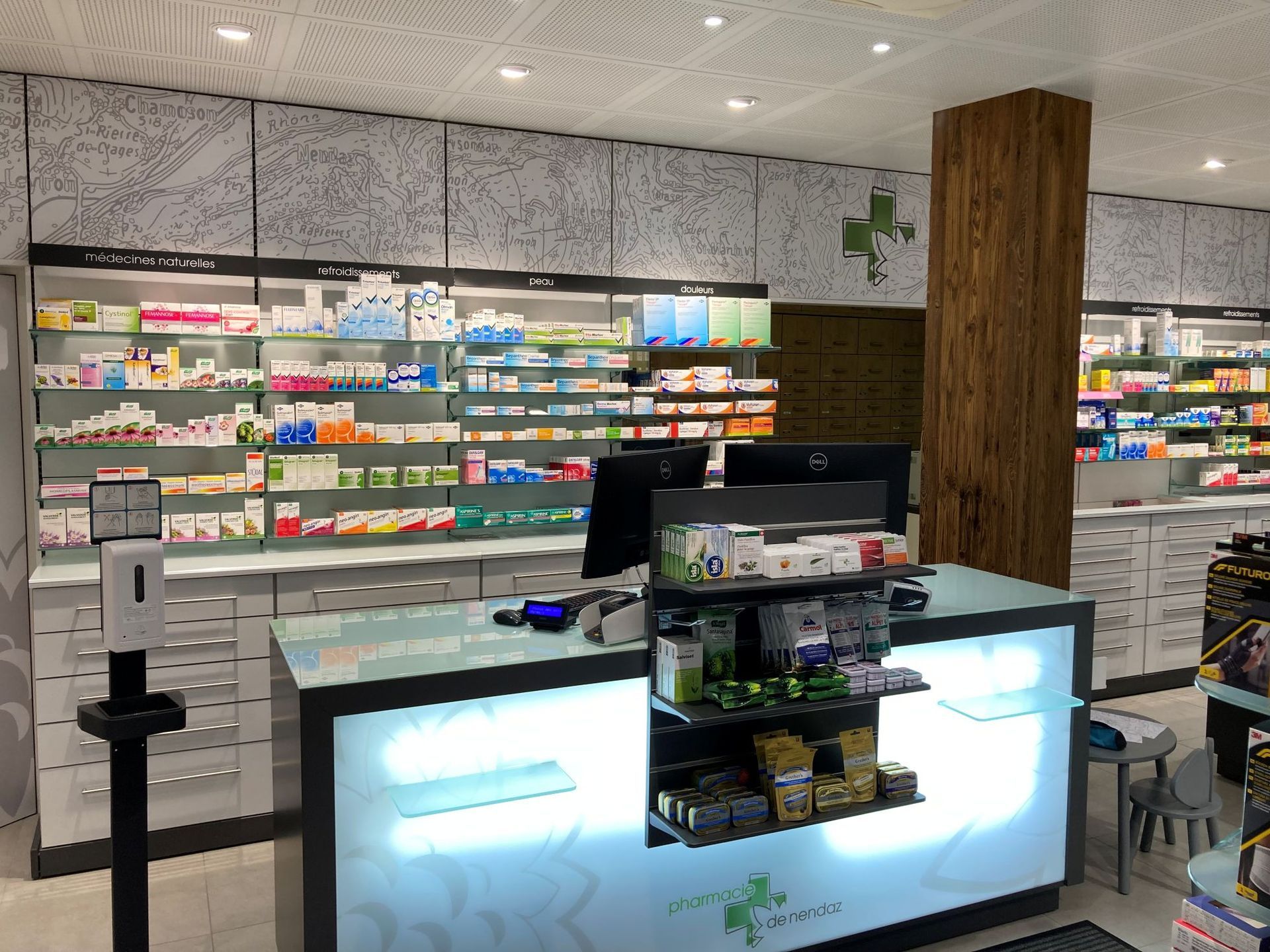 Ein modernes Apothekeninterieur mit hell erleuchteter Kasse, Regalen voller medizinischer Produkte und weißen Schränken.