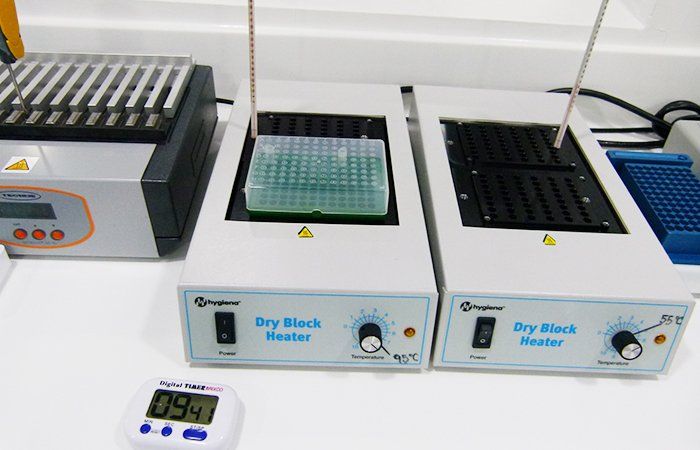 Laboratorio Confía Control mujer en laboratorio