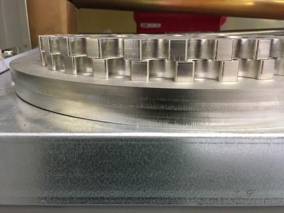 dettaglio ingranaggio metallico tagliato al laser