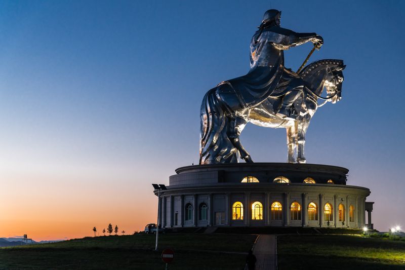 A statue of a man riding on the back of a horse.