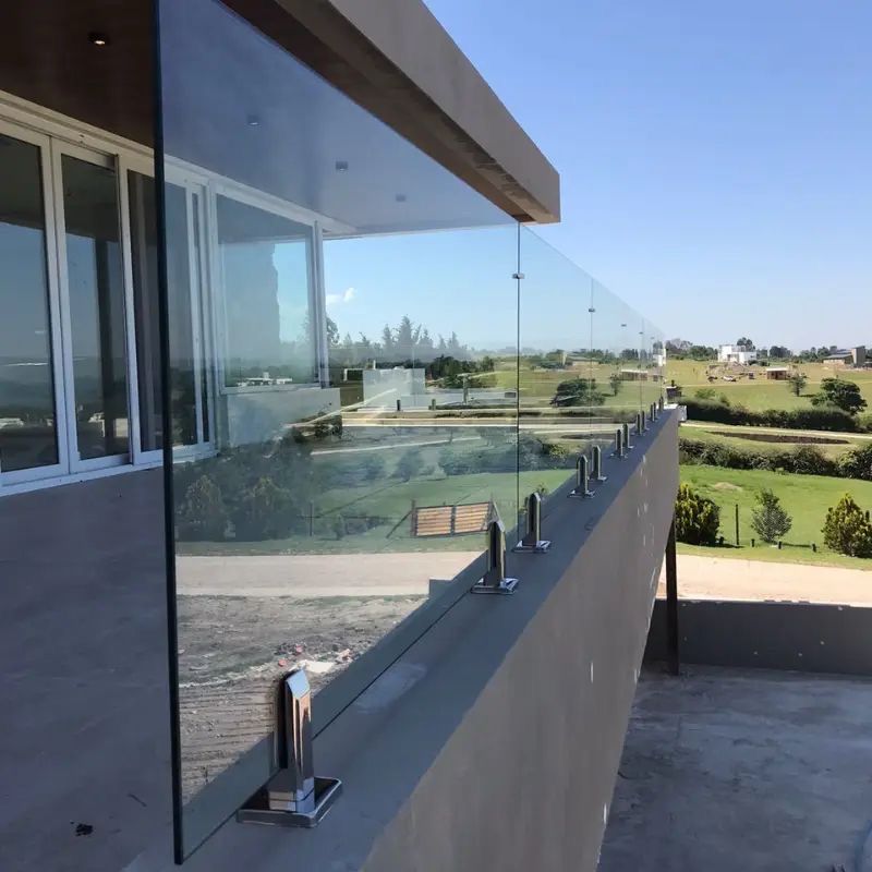 Barandilla de vidrio en el balcón