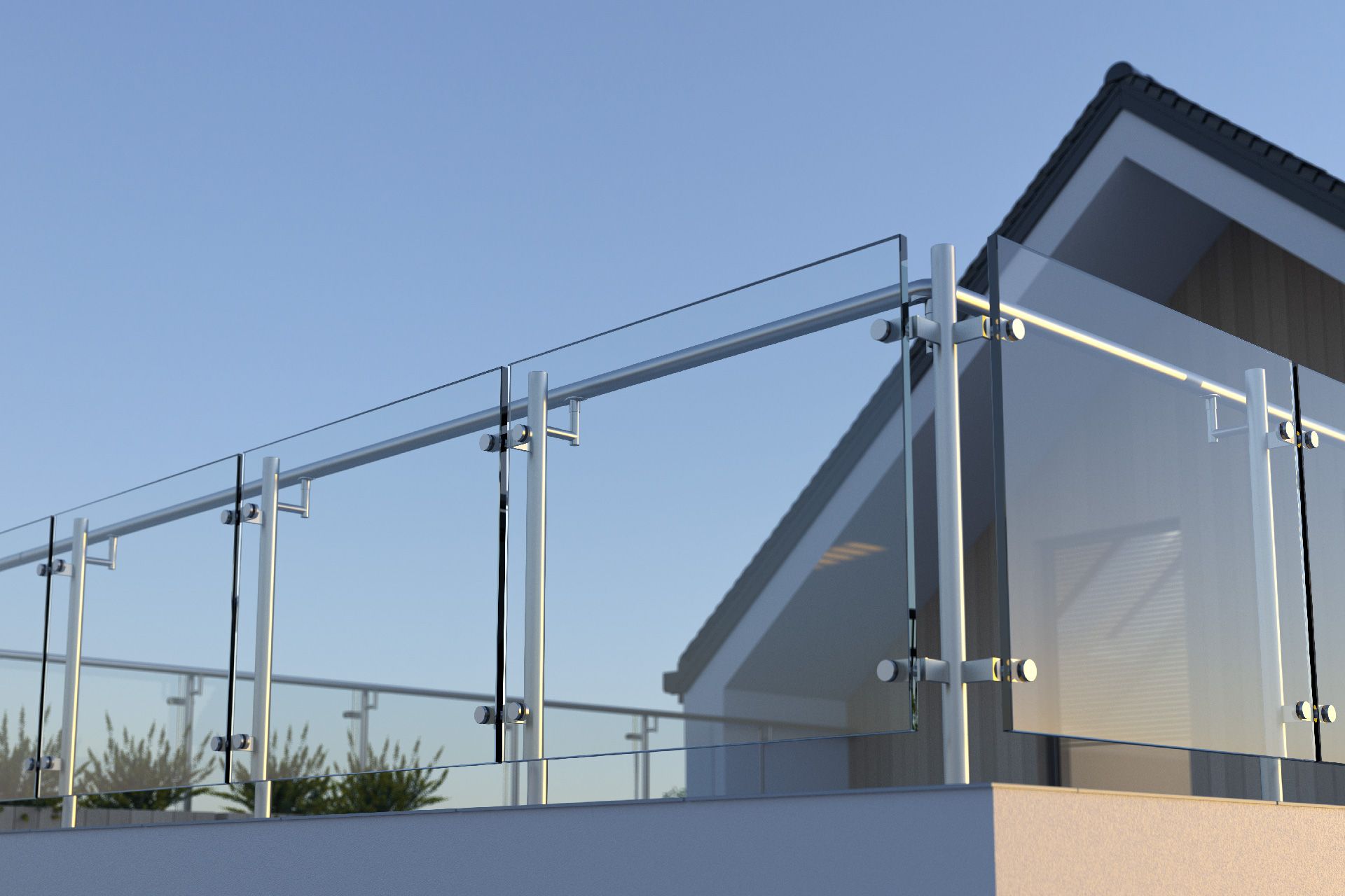 Barandilla de vidrio en una terraza, contra un cielo azul y con el techo de una casa al fondo.