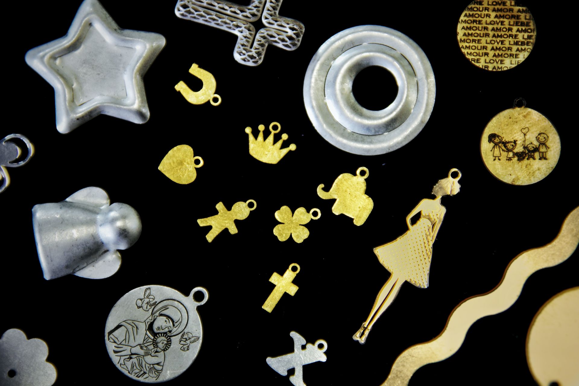 Pivvole decorazioni orafe