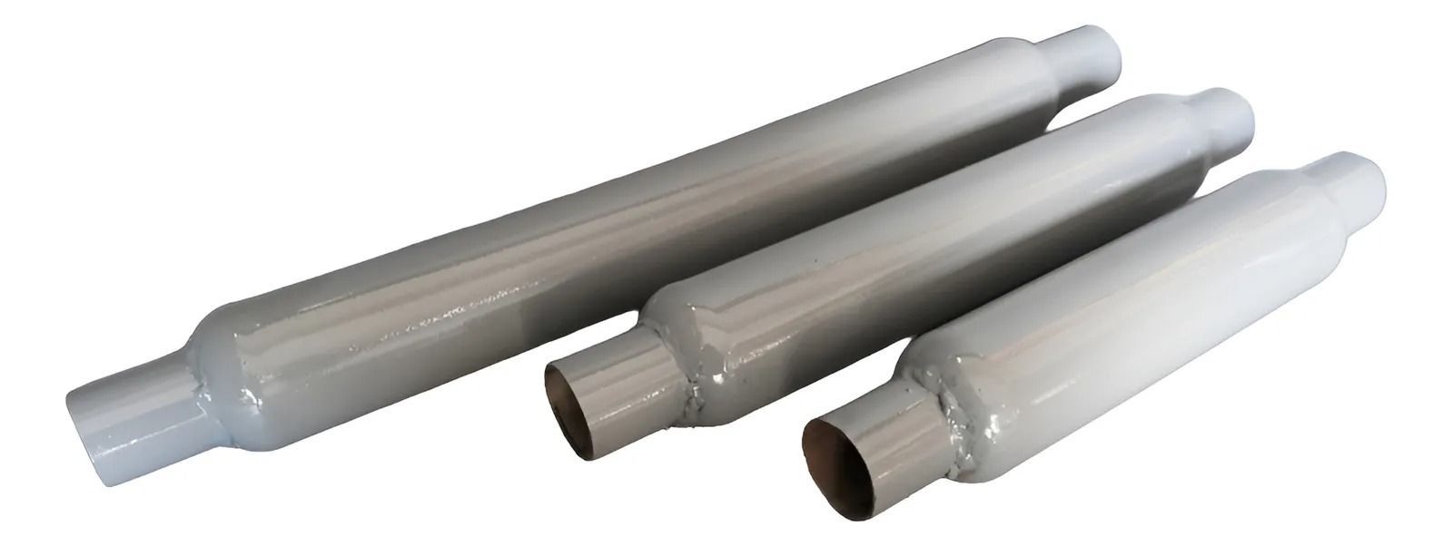 Tres silenciadores cilíndricos grises de distintos tamaños, dispuestos en diagonal.