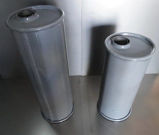 Dos contenedores cilíndricos de metal de color gris.