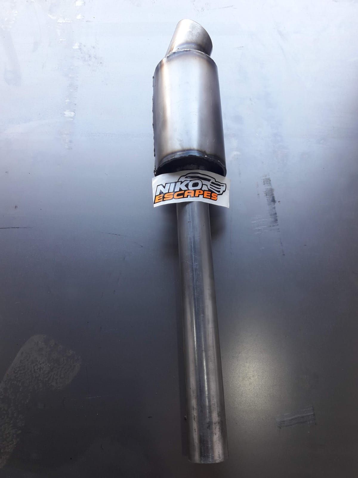 Tubo de escape con silenciador cilíndrico y pegatina