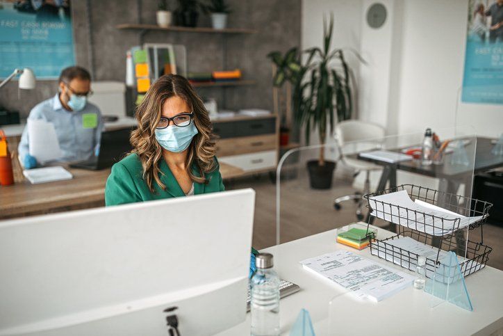 Dipendenti in ufficio con mascherina