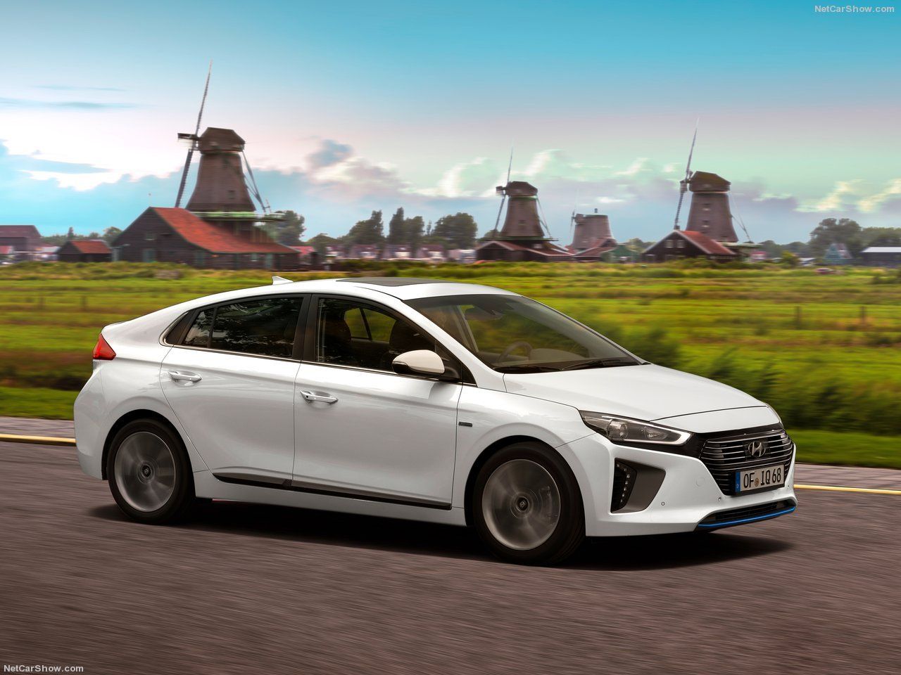 Hyundai Ioniq schuin naar rechts