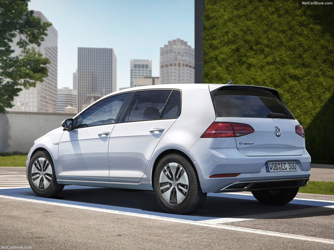 Volkswagen E-Golf zijkant schuin naar links