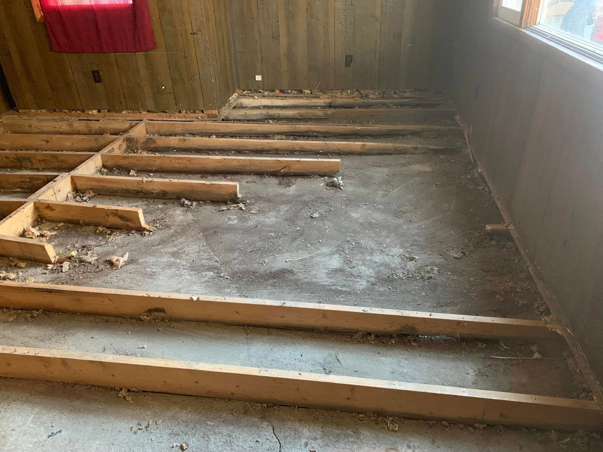 A room with a lot of wooden beams on the floor.