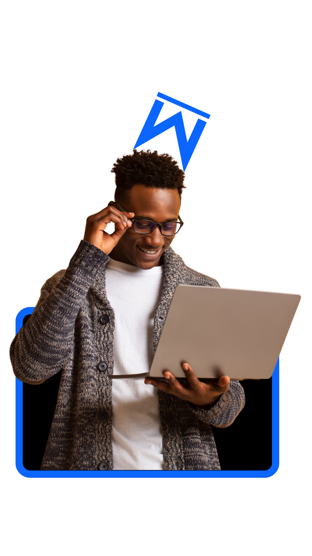 Un homme portant des lunettes tient un ordinateur portable.