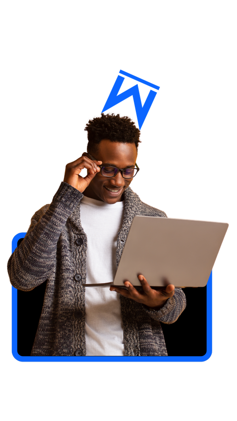 Un homme portant des lunettes tient un ordinateur portable.