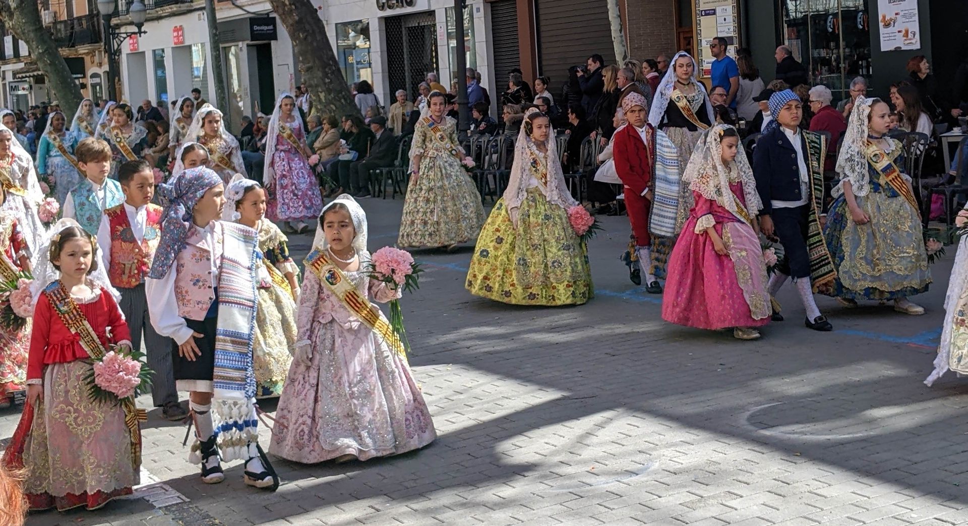 Bloemen offerande door kinderen

