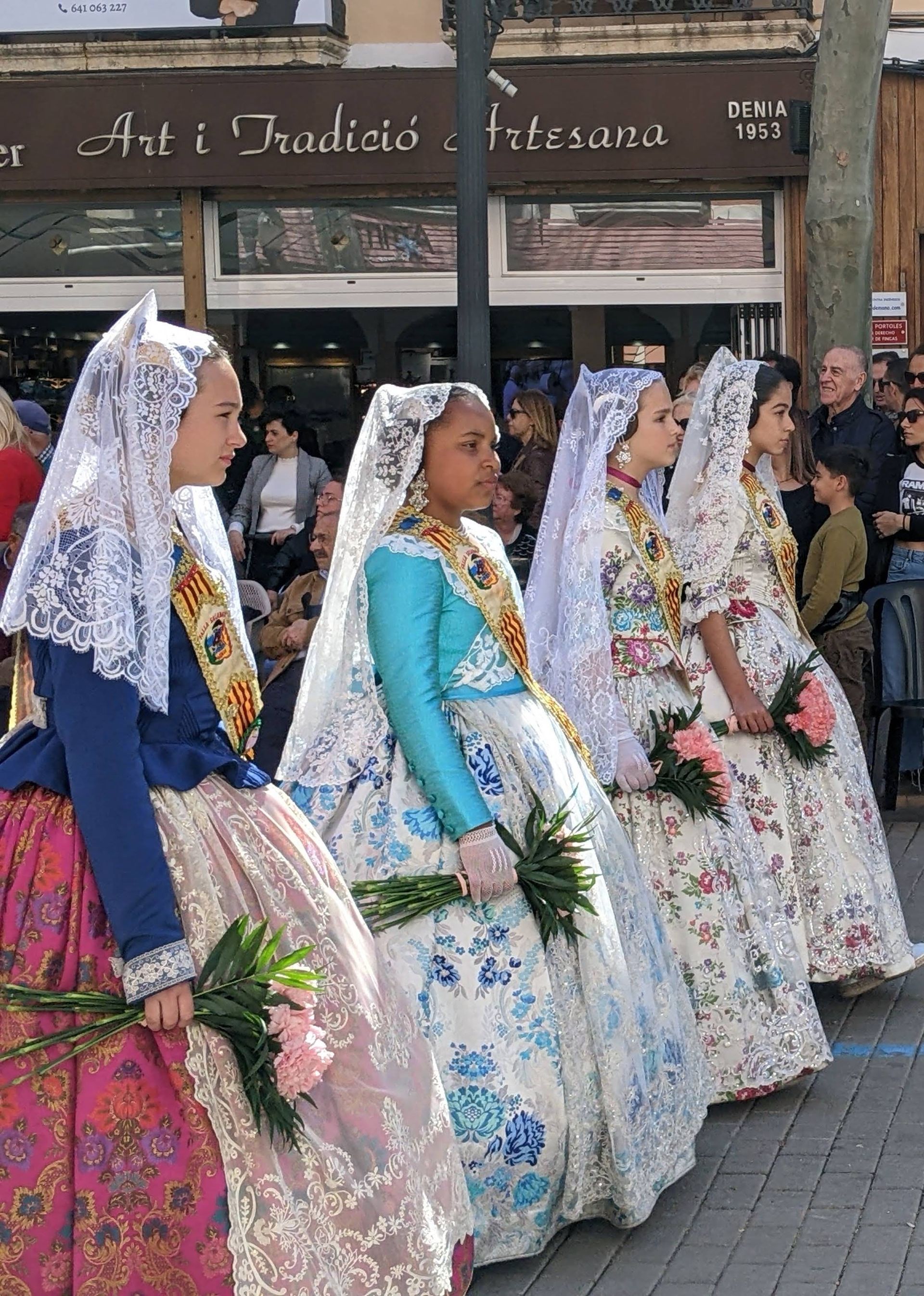 Fallas klederdracht met sluier
