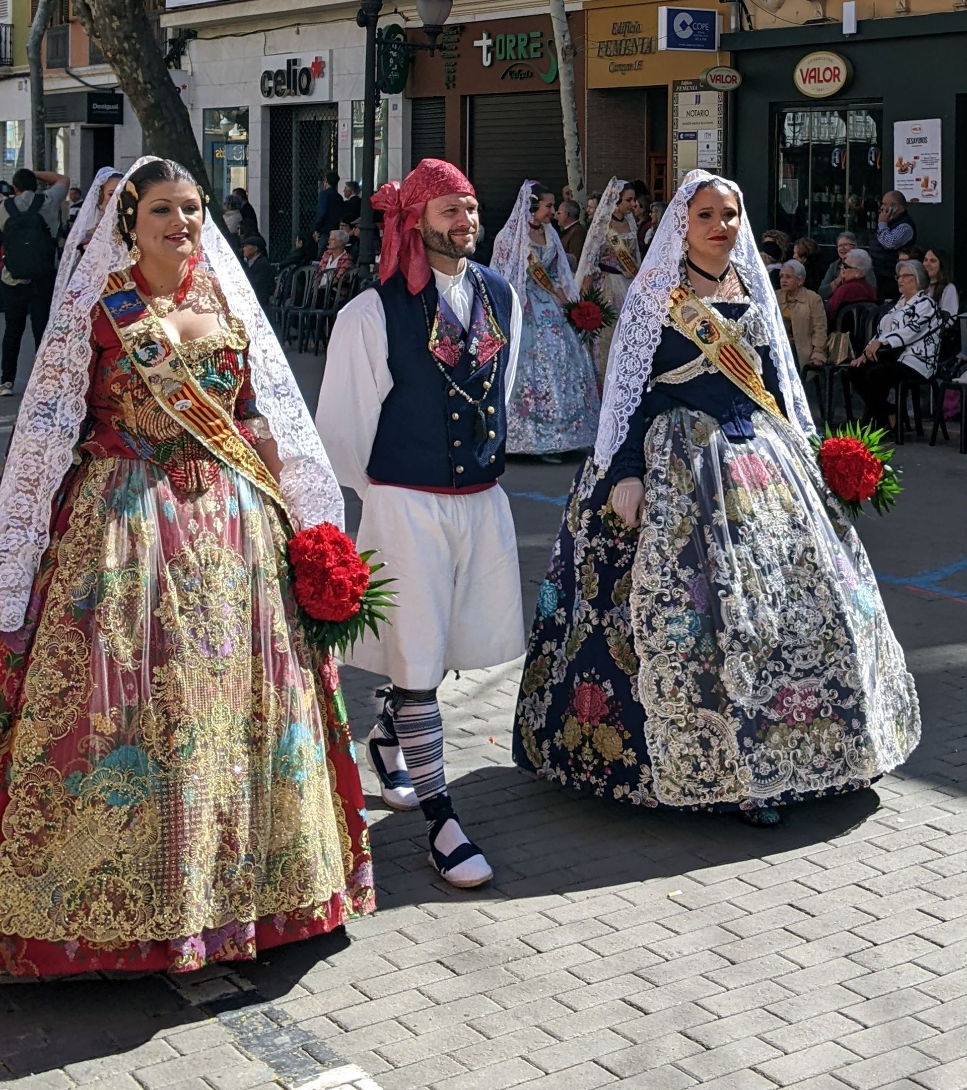 Gesluierde bloemen offerande
