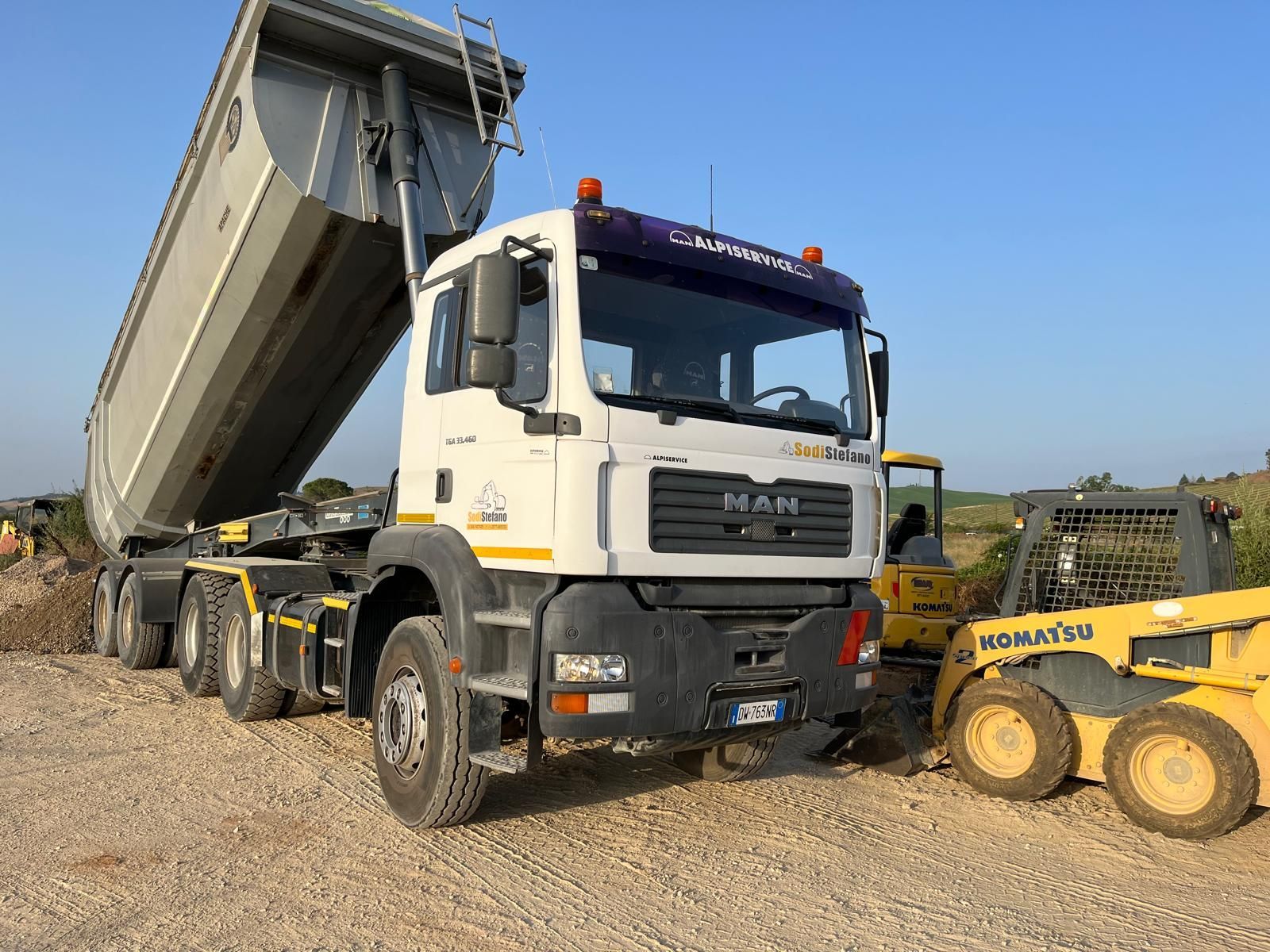 Un camion con cassone ribaltabile viene caricato di terra.