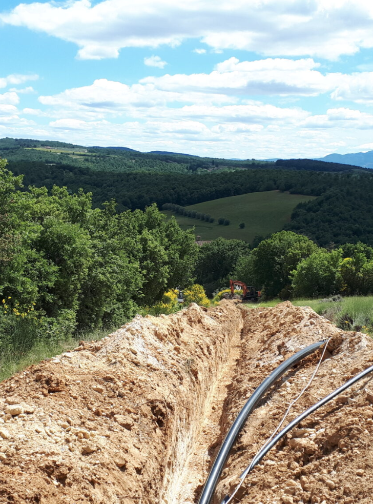 Una trincea nella terra con un paesaggio sullo sfondo