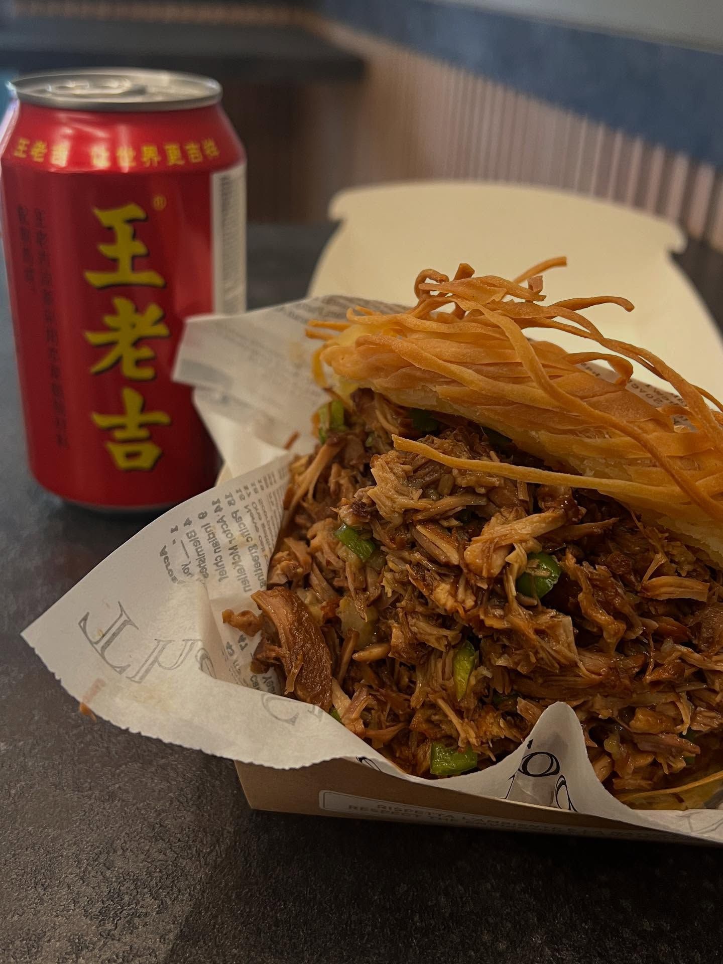 Roujiamo con carne, birra cinese