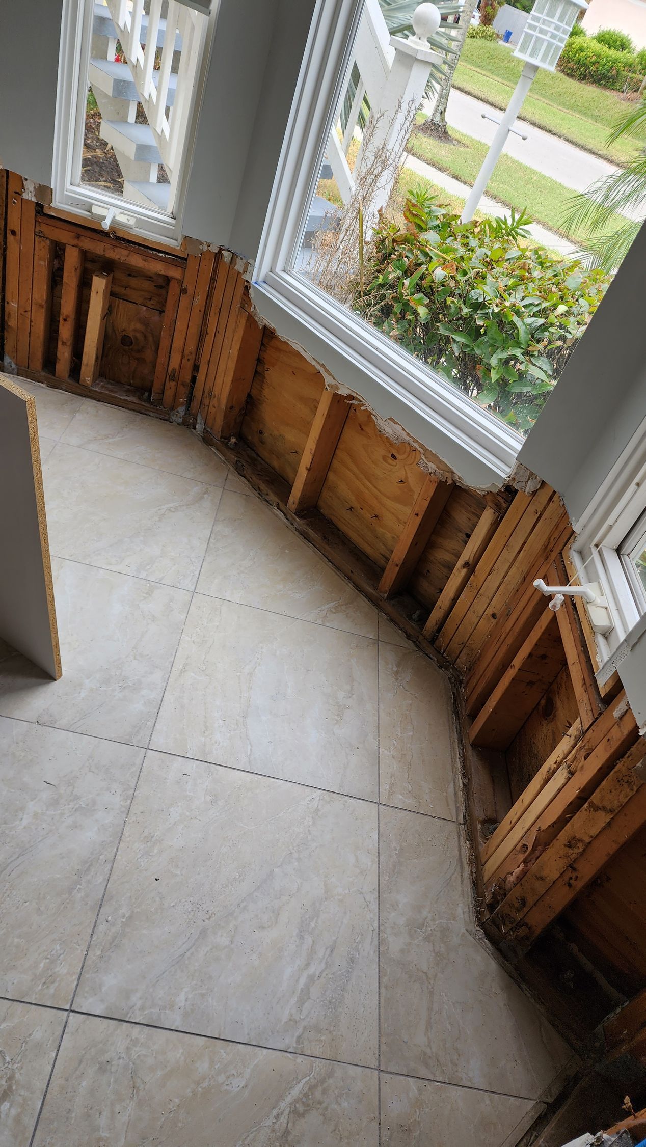 A room with a curved wall and a window.