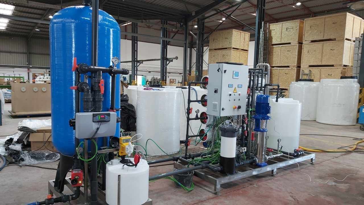 Sistema de filtración de agua azul y blanca en un entorno de almacén.