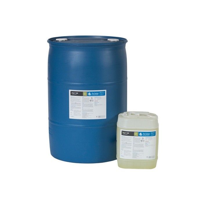 Barril azul y recipiente pequeño de solución limpiadora.