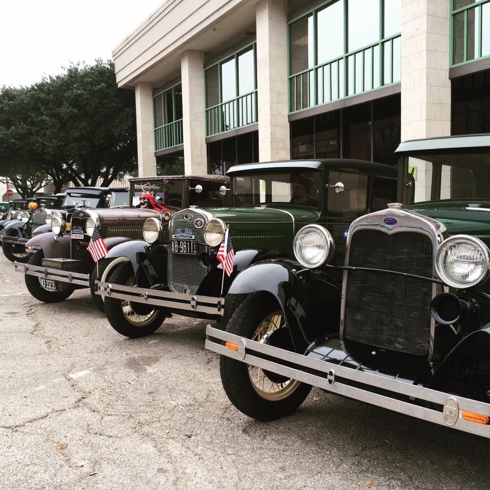 a row of old cars are parked in front of a building