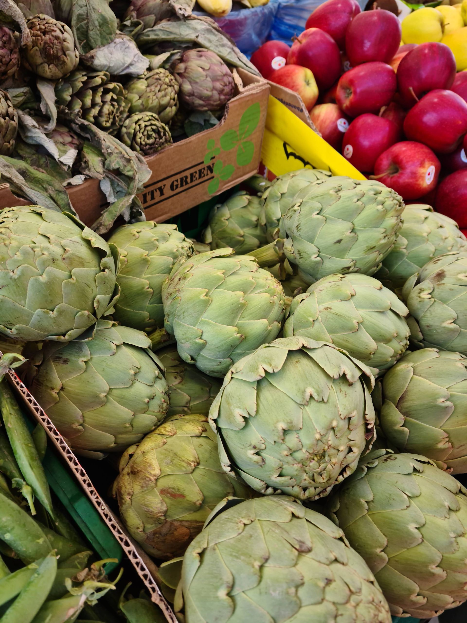 農夫市集販售的洋薊，背景是紅蘋果。