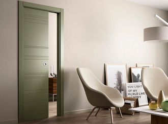 Porta interna elegante in legno in una casa moderna.