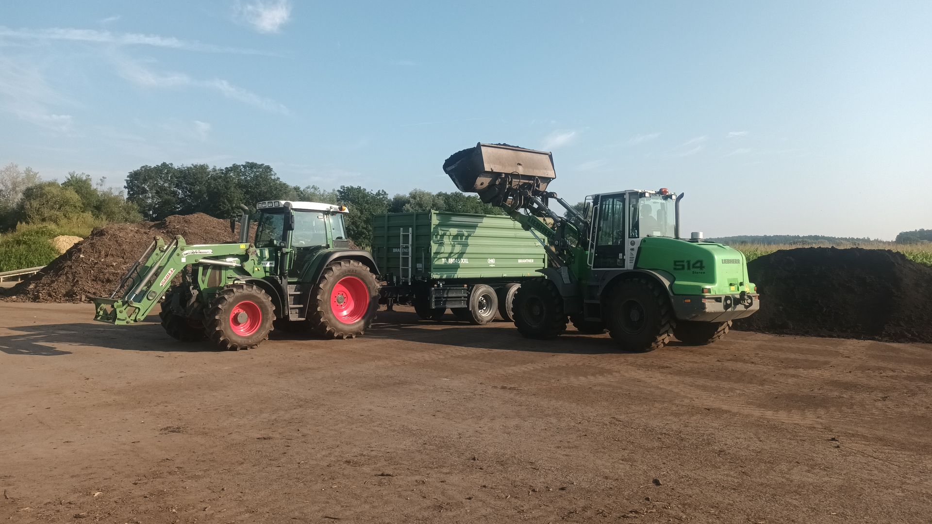 Zwei Traktoren sind nebeneinander auf einem Feld geparkt.