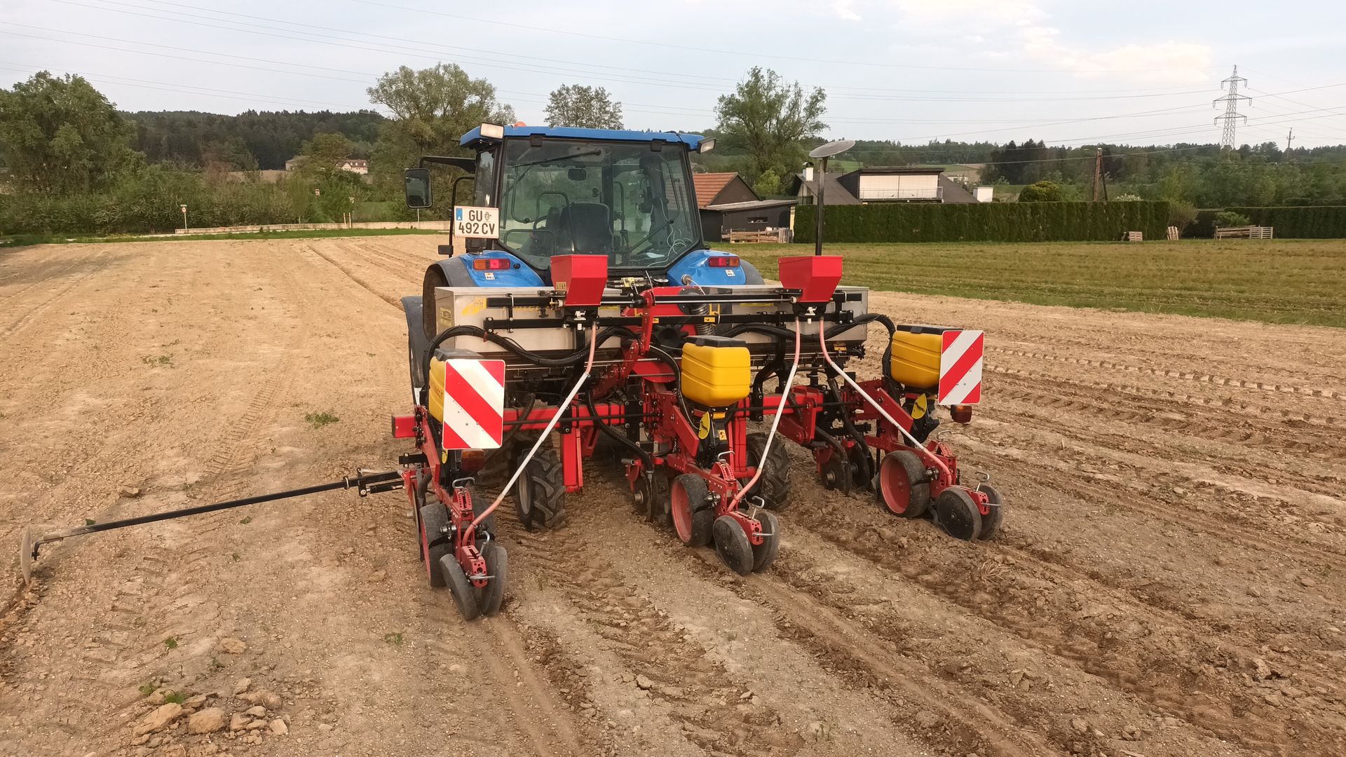 Ein Traktor pflanzt Saat auf einem Feld.