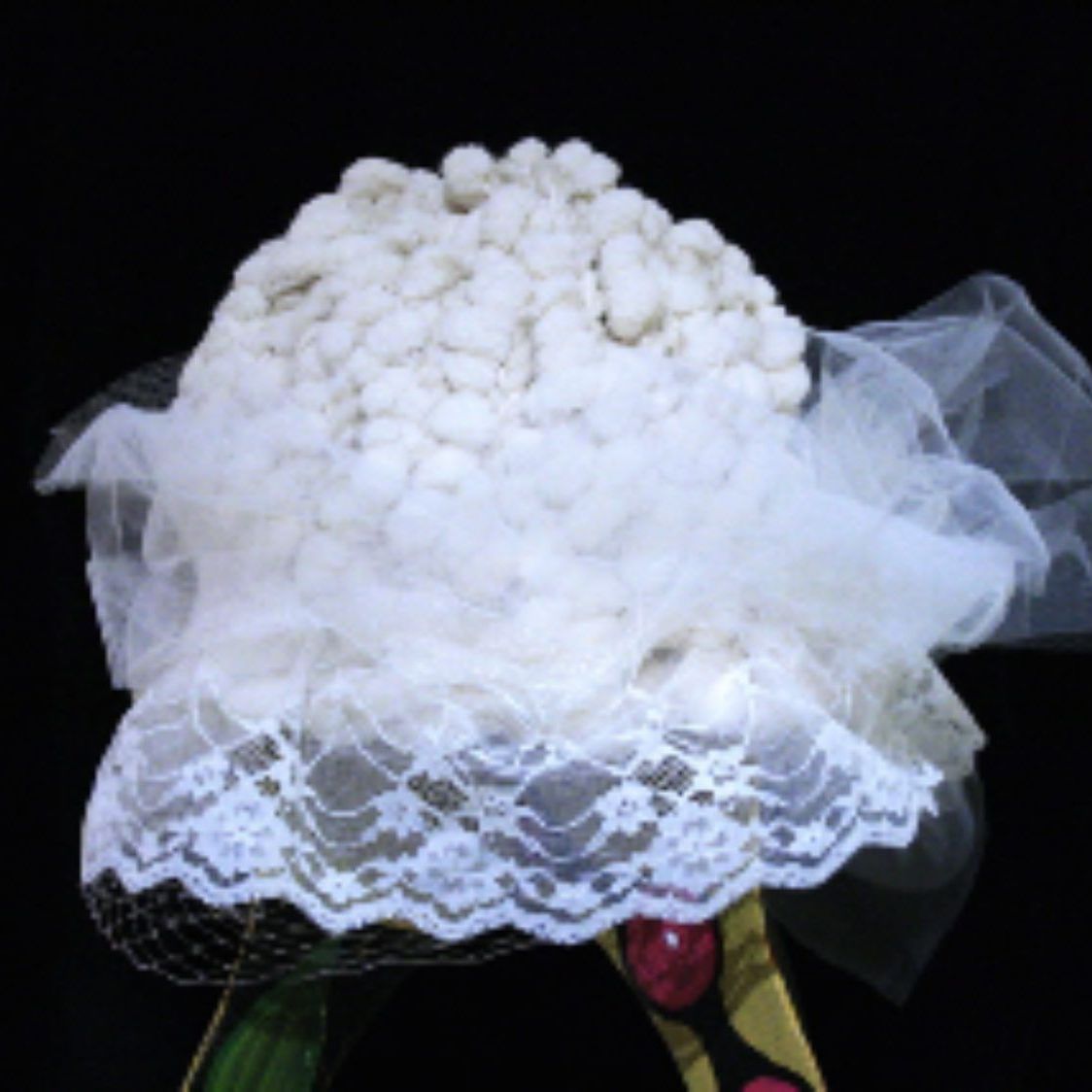 A bride 's hat with a white lace veil