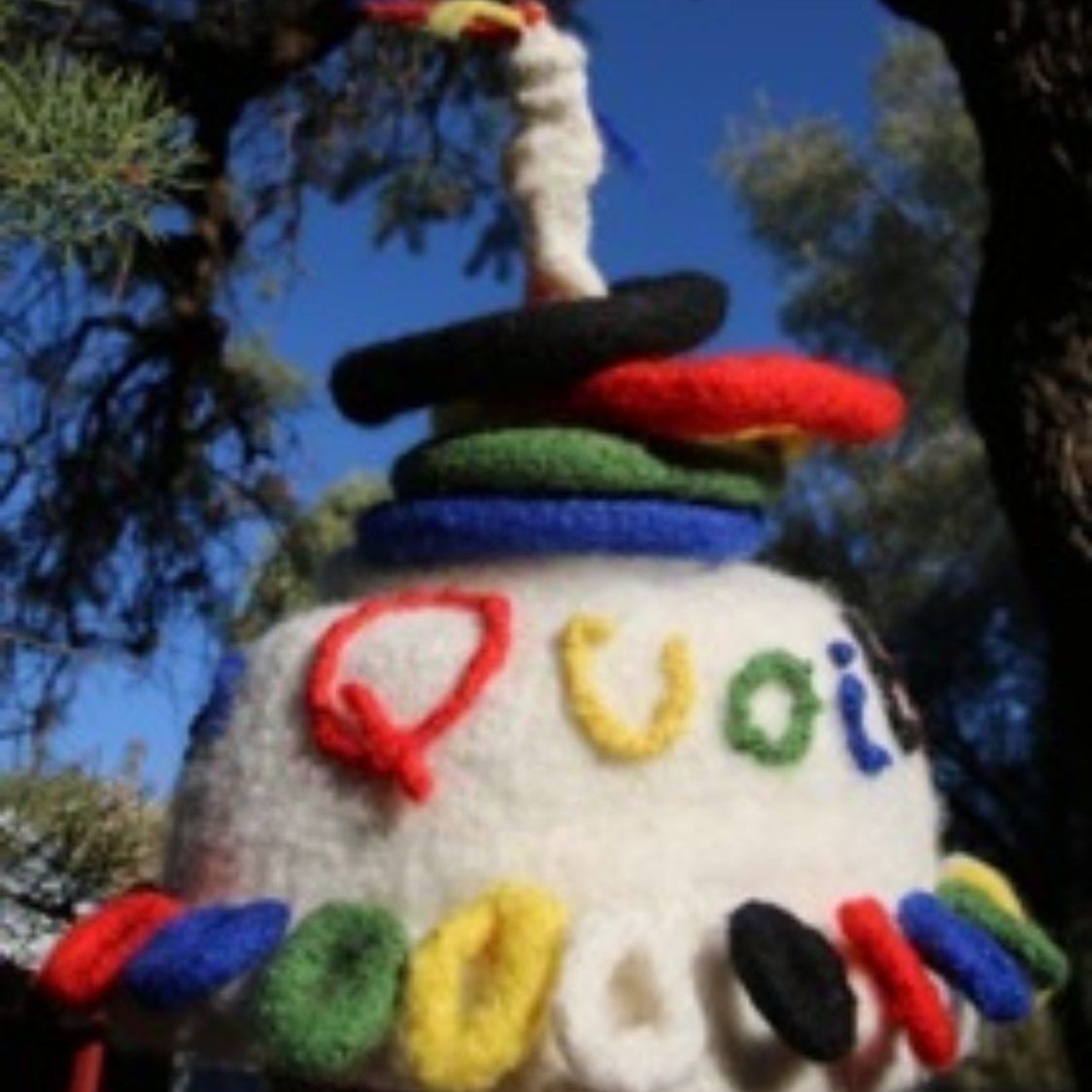 A stuffed animal with the word quoi written on it