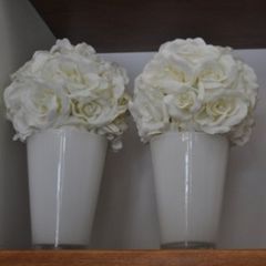 Vasi con fiori bianchi