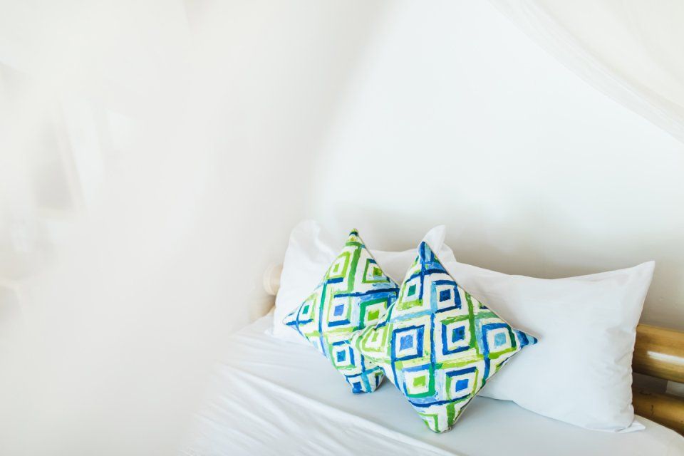 Letto con cuscini colorati