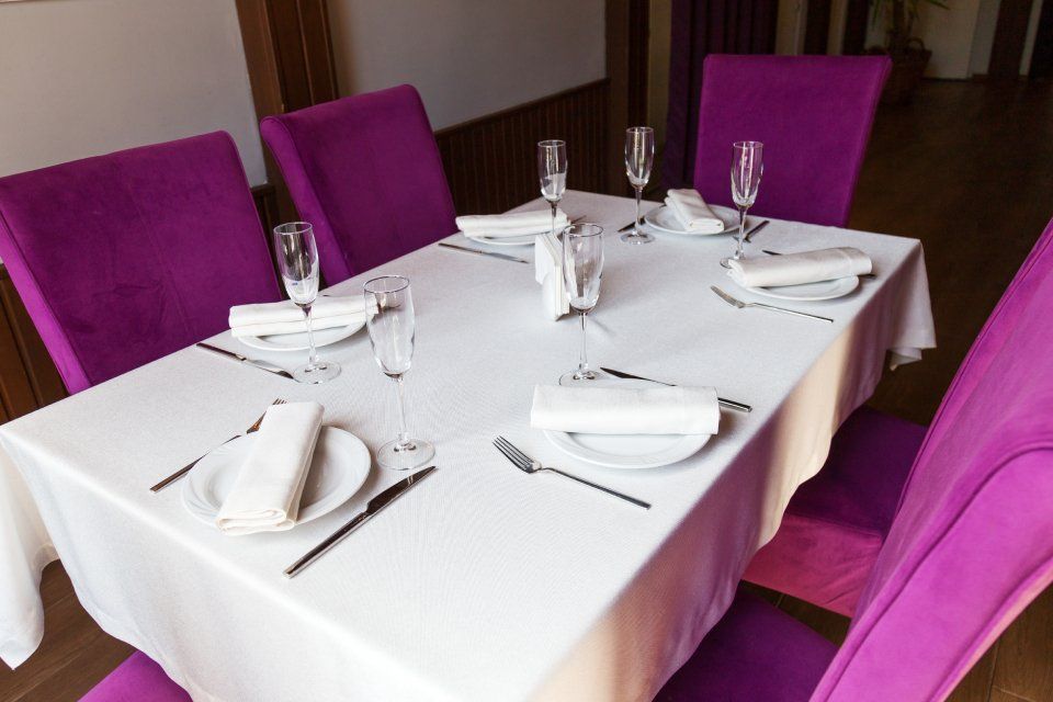 Tavola bianca con sei coperti