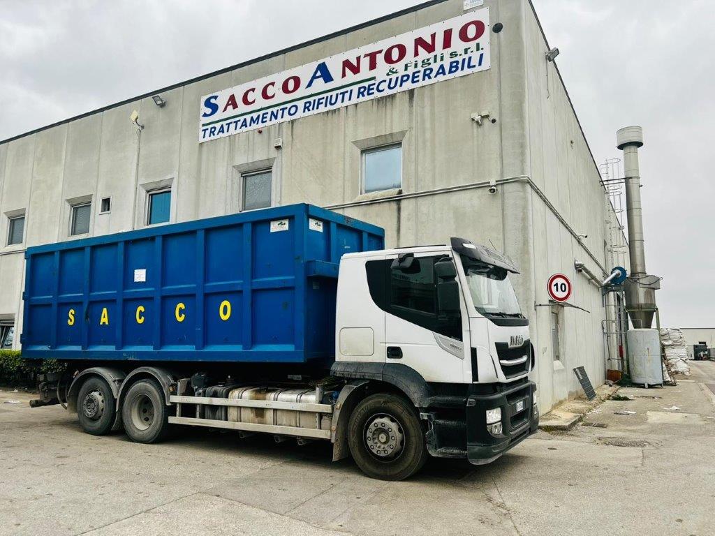 mezzo per trasporto e raccolta di rifiuti