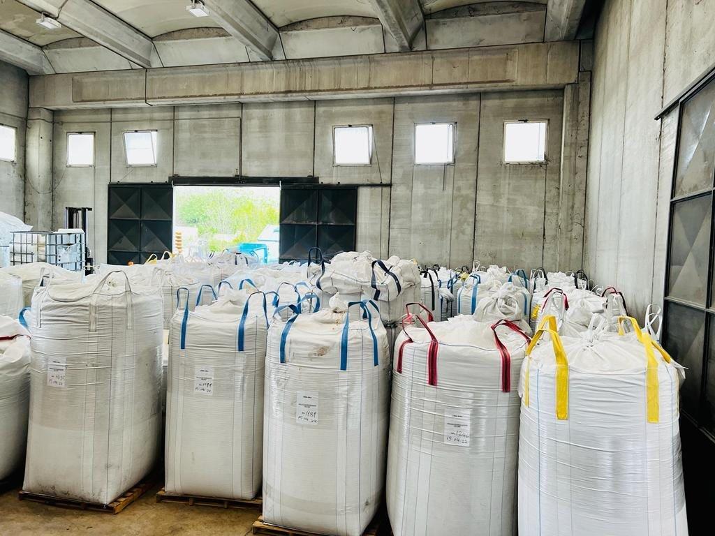 sacchi con rifiuti da trasformare