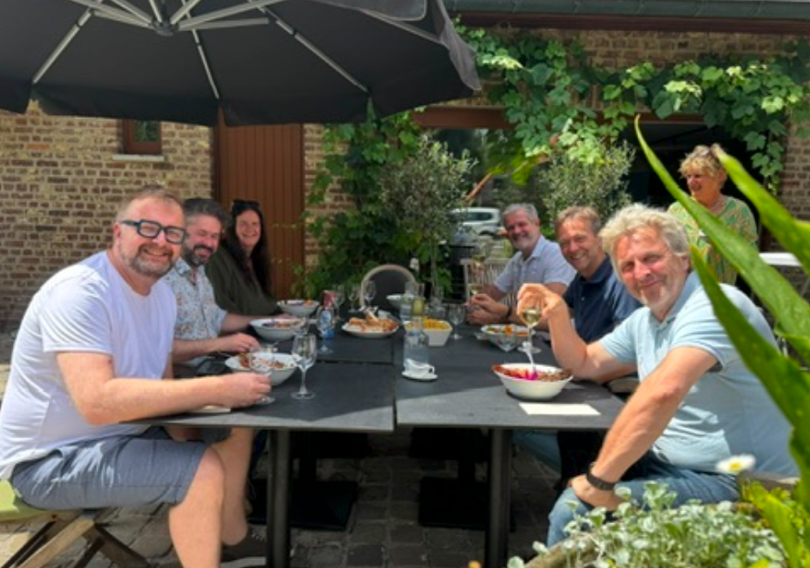 Samen aan tafel op Hoeve Hestia