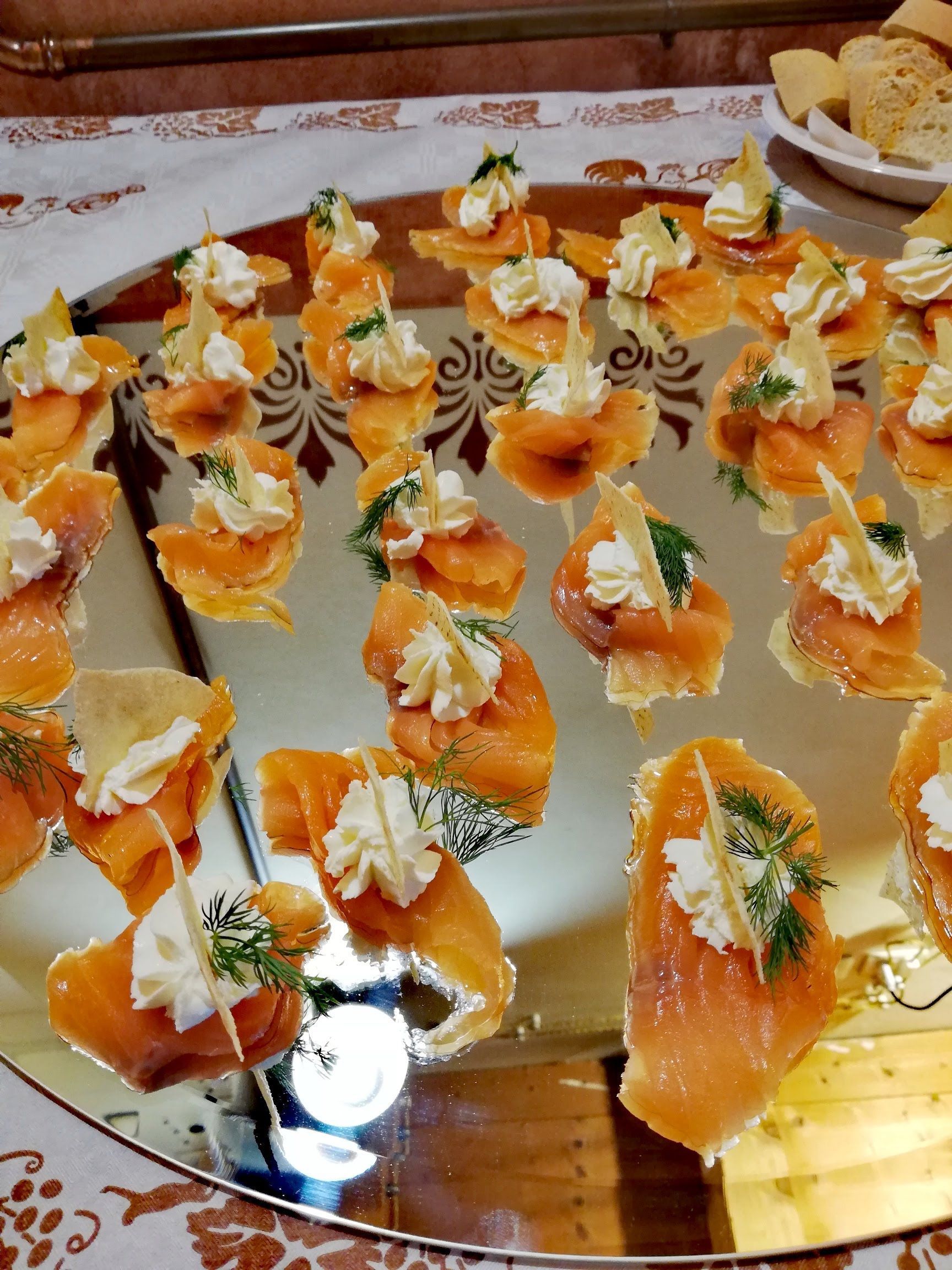 Vassoio di tartine al salmone affumicato con formaggio cremoso e aneto su cracker a buffet