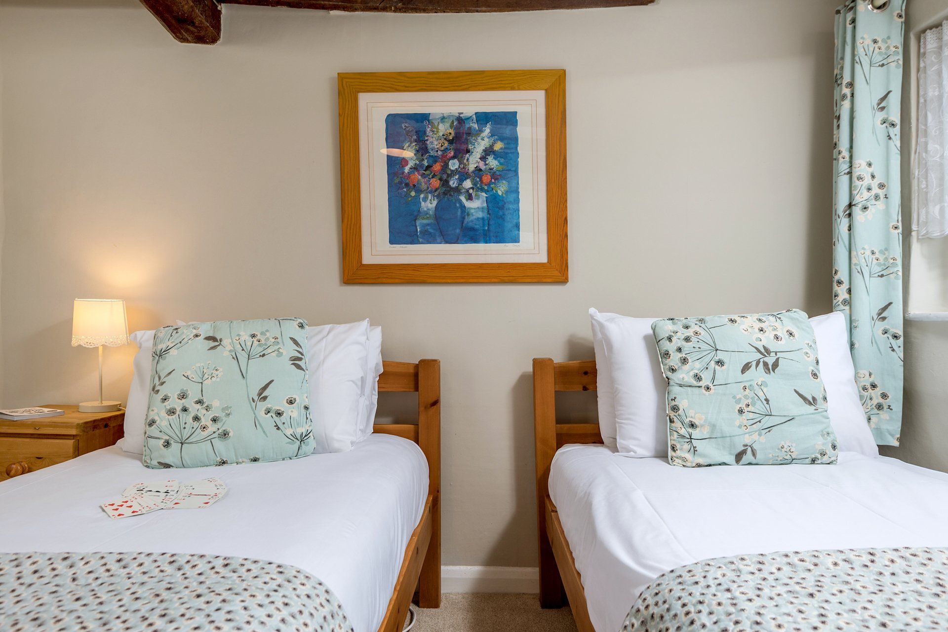 Twin Bedroom in delightful thatched cottage