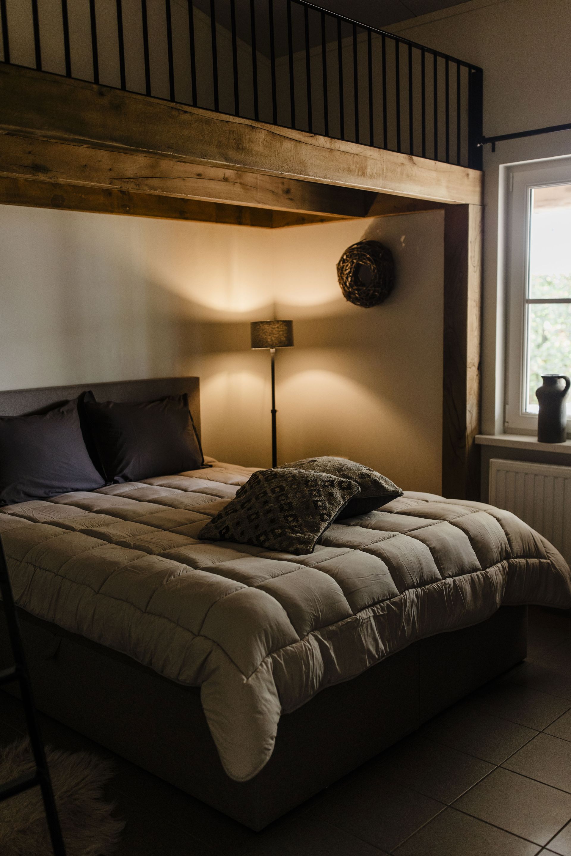 Huys en Hoeve Bed and Breakfast Hoek Zeeland slaapkamer met vide