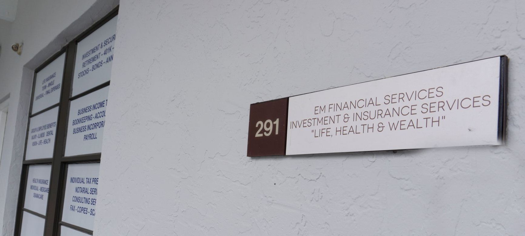 A sign that says financial services on it