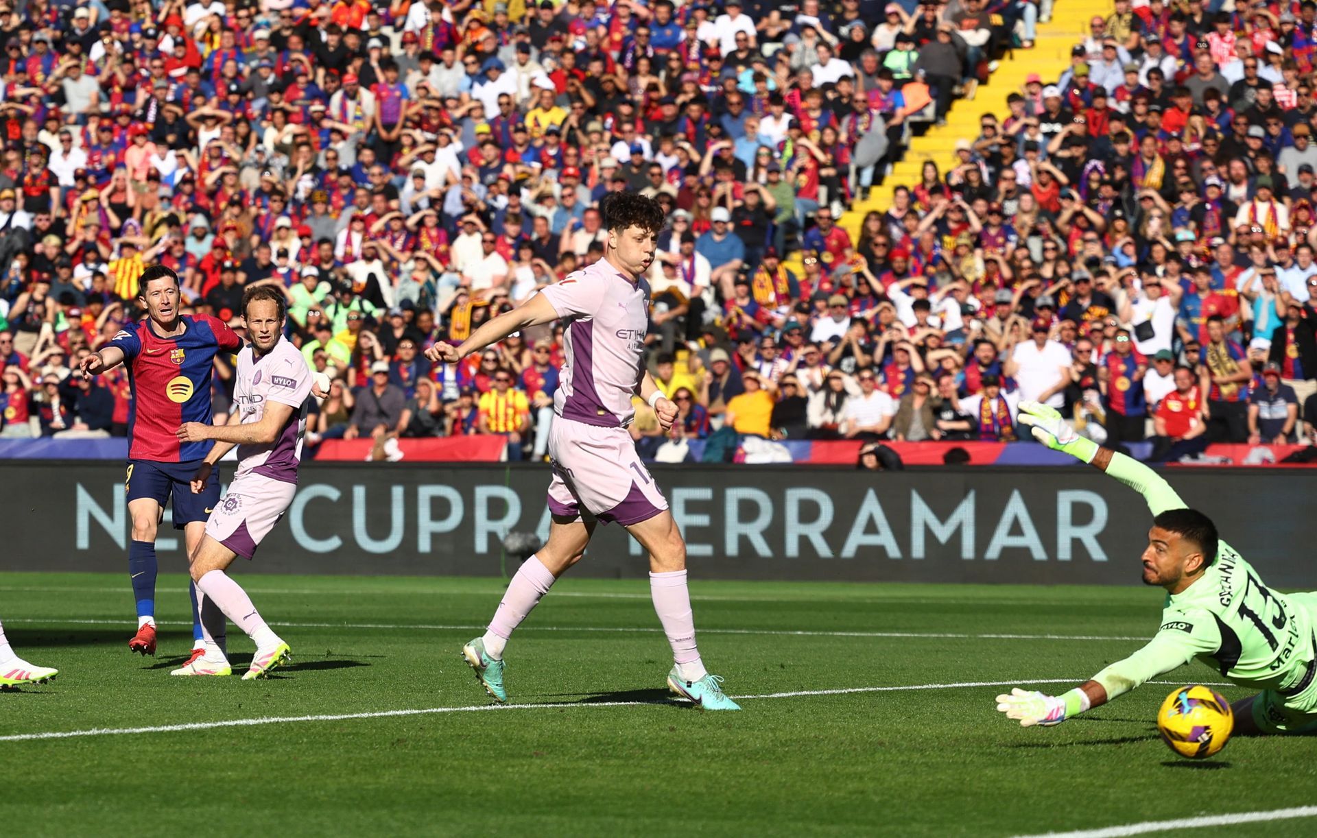 Robert Lewandowski anota el tercer gol del Barcelona este domingo ante el Girona.