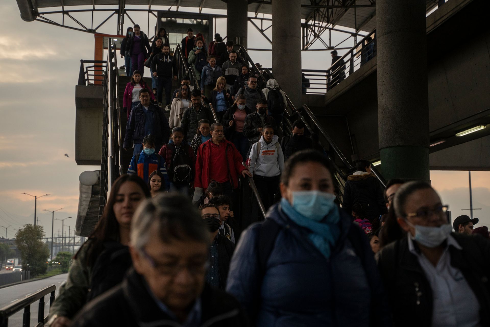 Ciudadanos caminan dentro de una estación de Transmilenio, en la madrugada, en Bogotá, Colombia.